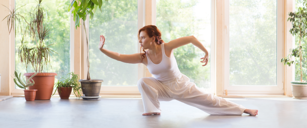 Frau praktiziert Qigong.